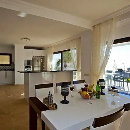 Sleeps 14 Pool Air Con Wifi וילה קלקן