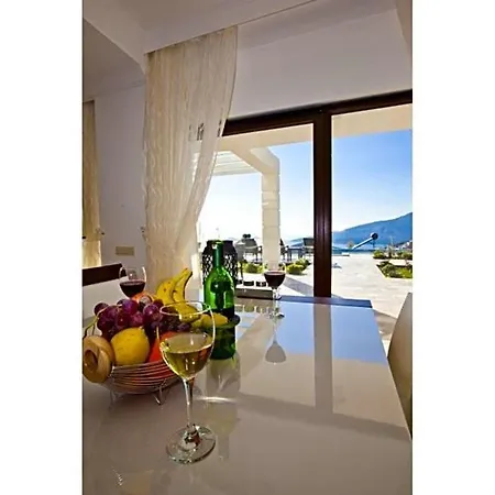 Sleeps 14 Pool Air Con Wifi * קלקן